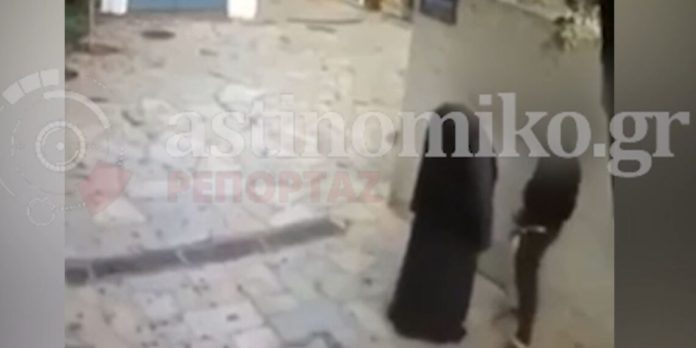 VIDEO SHOCK: A priest molests a young man in a strait in Plaka
