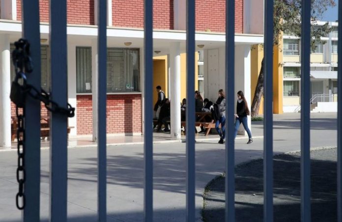 Cases in Nicosia High School - Home on Monday almost all seniors