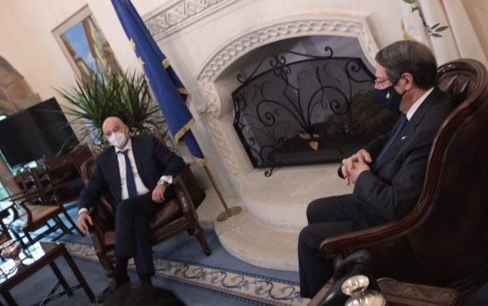 Greek Foreign Minister supports the effort to resume talks at the 