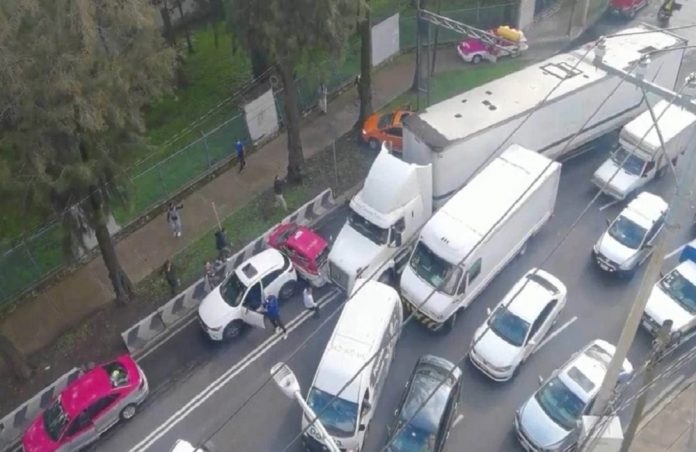 Panic by a truck driver in Mexico who went crazy and dragged any vehicle he found in front of him (video)