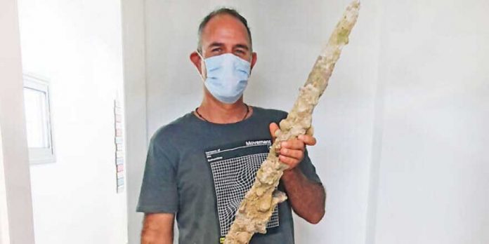Unique find in Israel: Amateur diver finds 900-year-old sword from Crusades