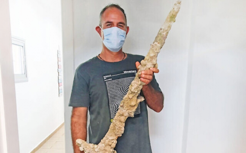 Unique find in Israel: Amateur diver finds 900-year-old sword from Crusades