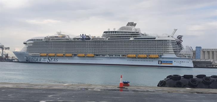 The largest cruise ship in the world in Limassol (images)