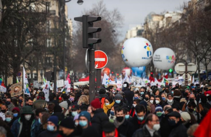 Thousands of street teachers in France oppose government strategy for Covid-19 in schools