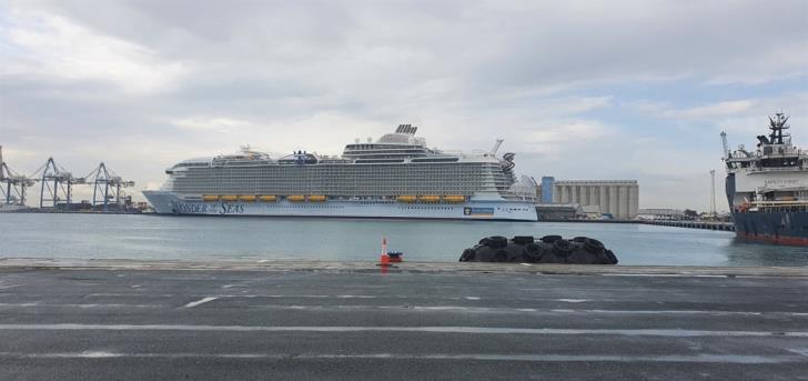 The largest cruise ship in the world in Limassol (images)