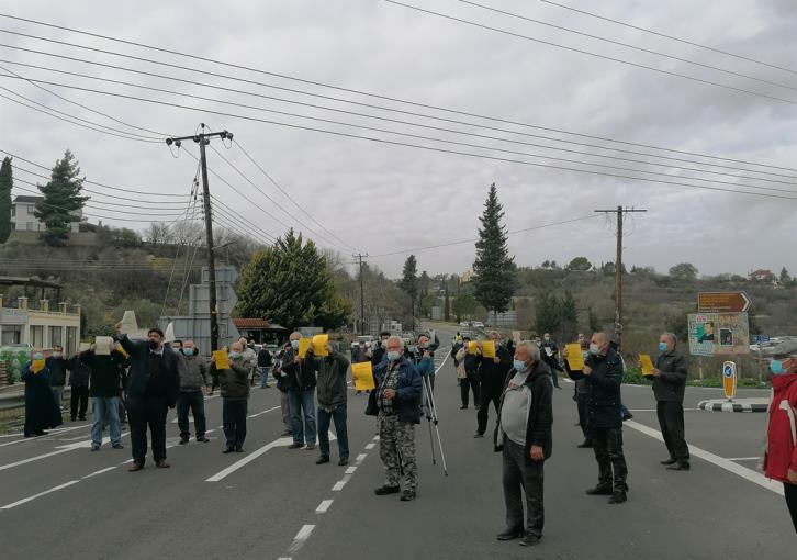 Paphos Peninsula: Protest against the closure of the only bank (VIDEO & PHOTOS)