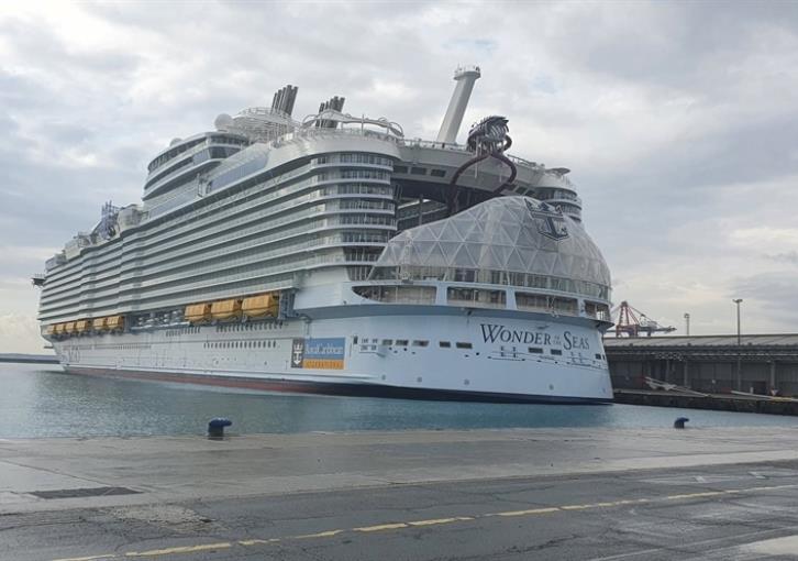 The largest cruise ship in the world in Limassol (images)