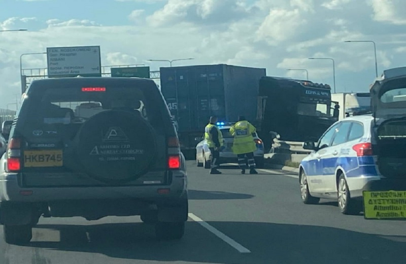 Heavy traffic on the Limassol - Paphos highway - One lane closed