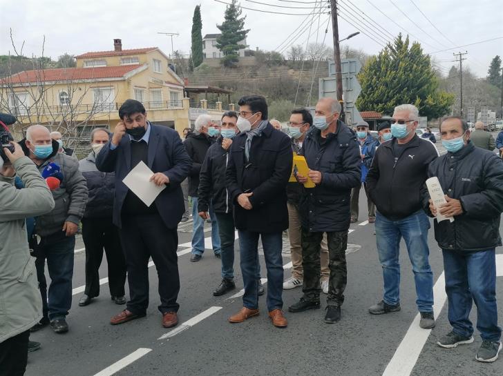 Paphos Peninsula: Protest against the closure of the only bank (VIDEO & PHOTOS)