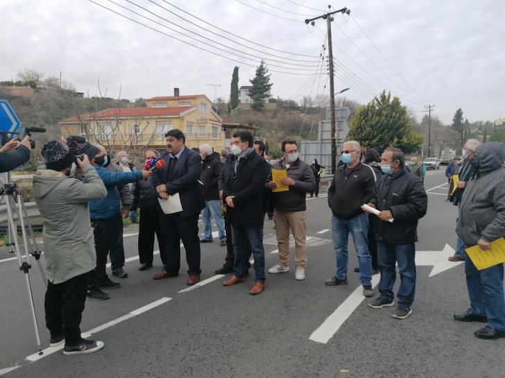 Paphos Peninsula: Protest against the closure of the only bank (VIDEO & PHOTOS)