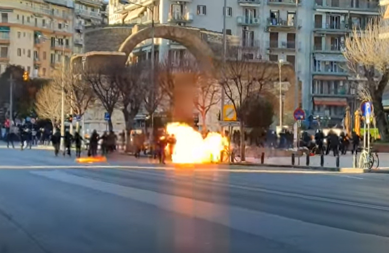 Molotov cocktails in Thessaloniki after a march by anti-authoritarians (video)