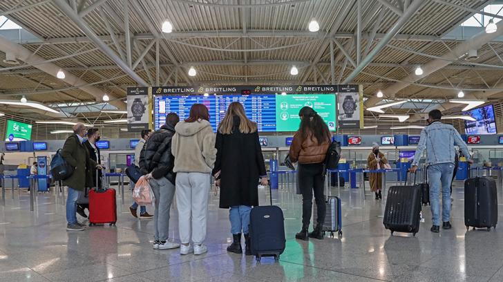 3 flights from Larnaca to Athens were canceled due to bad weather