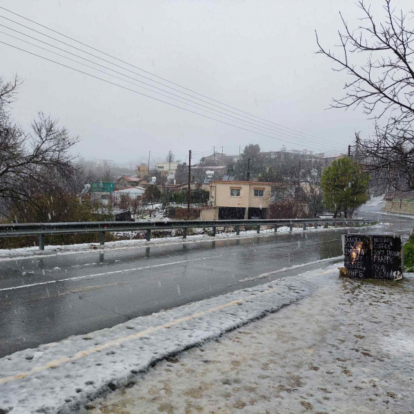 Landslides on the road from Prodromi to Drousia - The dam of Pomos also overflowed, Panagia and Statos woke up in white (photo)