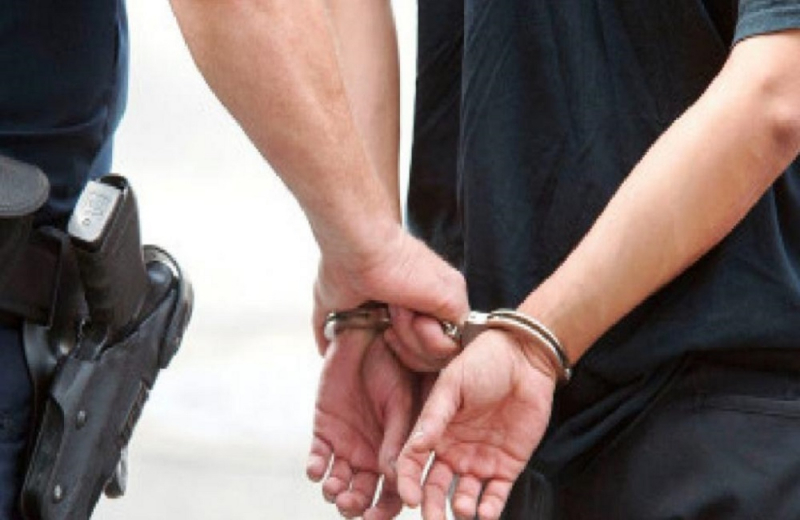 Handcuffs and minors for theft from vehicles and houses
