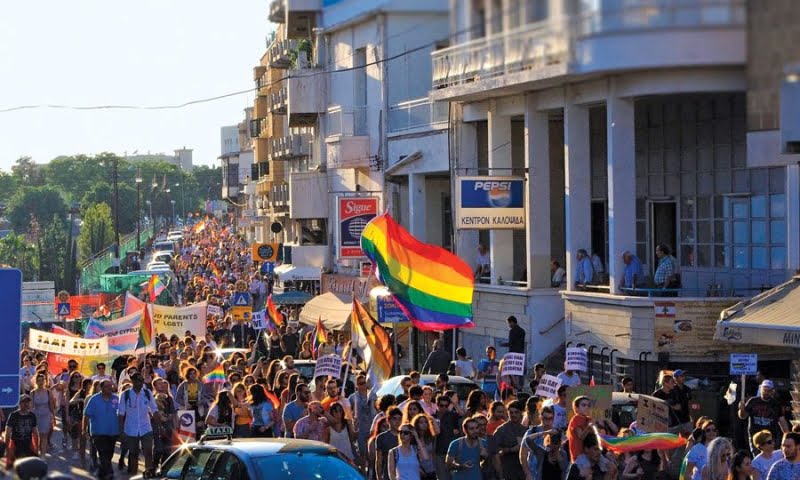 ΛΟΑΤΚΙ οικογΕνειες: Πολιτικ or δyο μéτρων και δyο σταθμoν