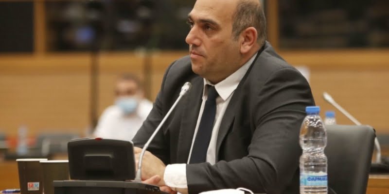Καρούσος: Μόνο με αναπτυξη κοινοτorτων της υπαΙθ /></noscript></p>
<p>The Government walks alongside the communities of Cyprus and implements projects for the needs of the citizens, as only through the development of the communities and the upgrading of the standard of living of the rural world, their abandonment will be prevented, the Minister of Transport said on Sunday, of Communications and Projects, Yannis Karousos at the Zivania Festival organized by the Alona Community Council.</p>
<p> In his greeting, Mr. Karousos said that the Zivania is a hallmark of Cypriot tradition and culture and is among the most famous traditional Cypriot products.</p>
<p>The history of Zivania goes back centuries, he added, while for its production in Cyprus, a fairly large amount of fresh grapes is used, "about 1/5 of the annual average production".</p>
<p>He noted that Alona, ​​"built on the apron of Mount ‘Moutti of Kantila’", has "green vines from which the village produces its famous wine as well as its special Zivania". He added, among other things, that Alona with its valleys, hazelnut trees and the Nature trail, «where the visitor can admire the unique landscape, belongs to the villages of Cyprus with traditional natural beauties». </p >
<p>Mr. Karousos mentioned that his Ministry is preparing projects that contributed and contribute to the development of the community of Alona, ​​such as the planning for the widening of Fterikoudiou street – Alonas- Polystipou – Chandrion. The improvement/widening of the 13.4 km long road in question, he added, is included in the proposals of the Strategic Plan for the development of the Troodos mountain areas for the period 2020 – 2024, while the start of the first phase of the project (Fterikoudi – Alona – Polystypos) is included in the Three-Year Financial Framework  2021-23 and the completion of the expropriation process is expected to promote the bidding process.</p>
<p>In addition, he said that the documents are being prepared for the announcement of tenders for the implementation of the project regarding the shaping of the access to the church of Agios Georgios, while there will also be repairs of water collection points (grids, gutters) within the village.</p>
<p> The Minister also mentioned other projects that are planned to be done that will benefit the village as well as financial assistance  in the community of Alonas from the Ministry of Transport, Communications and in the amount of €5000 for the regeneration of the square area "Kato Vrysi" at the entrance of the Community.</p>
<p> "The Government of Nikos Anastasiadis is carrying out work, walking alongside the communities of our Cyprus and implementing projects for the needs of the citizens", Mr. Karousos said in his speech. "We are sure that only through the development of communities and the upgrading of the standard of living of the rural world, we will prevent their abandonment and we will highlight these areas as centers of cultural and economic development", he added.</p>
<p> Finally, he congratulated those who contributed to the realization of the event.</p>
<p> Source: KYPE</p>
<p><noindex></p>
<div class=