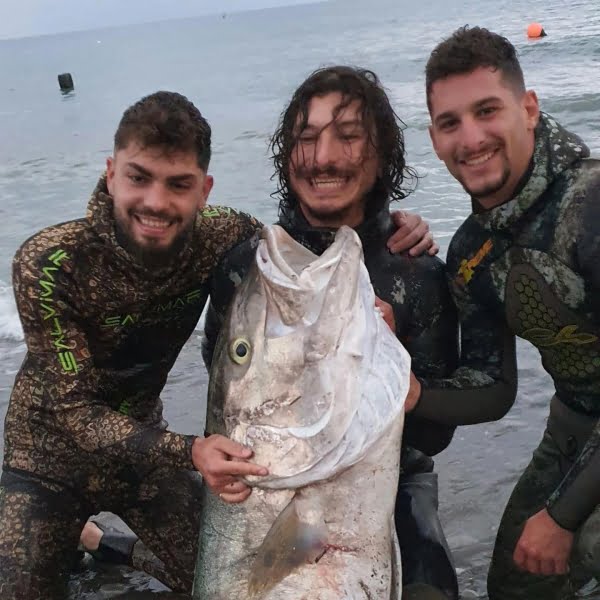 ΒΙΝΤΕΟ: Ψαρεψαν ; τεραστιο μινΕρι 55kg σε θαλασσα τησ Λ εμεσοy
