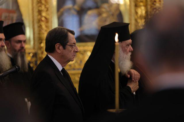 Σε κλΙμα βαθισ υγκΙνησης αποχαιρΕτησε η Κyπρος τον ΑρχιεπΙσκοπο (pics)