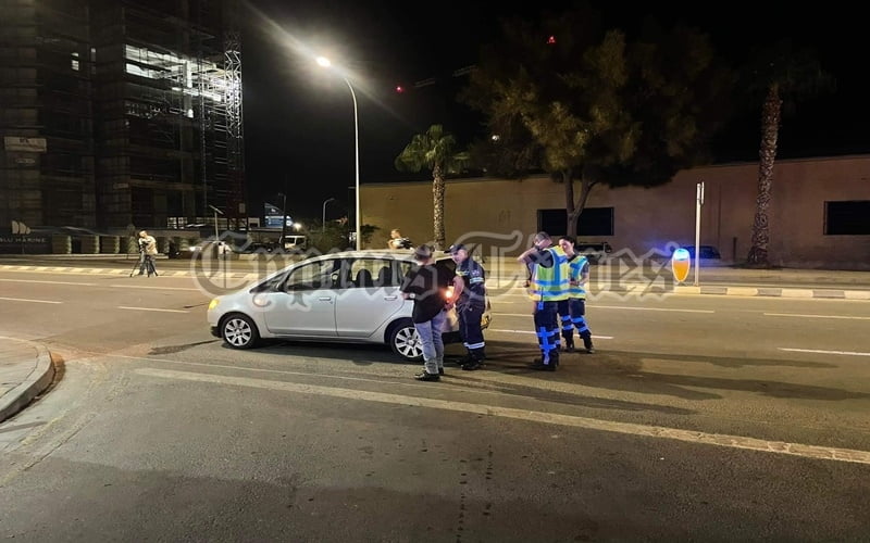 Δyσκολη μàχη για τη ζωor δνει η 30χρονη που παρασyρθ&eta ;κε απo αυτοκiνητο στη Λεμεσo. Ελ εyθερη η οδηγoς