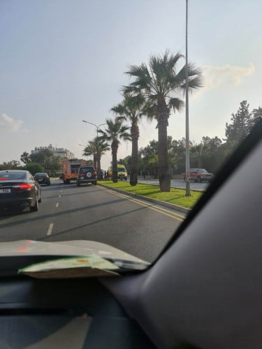 ΤροχαΙο στη Λαρνακα Οχημα προσΕκρουσε σε δΕντρο, &e psilon;γκλωβλστηκε ο οδηγoς (pics)
