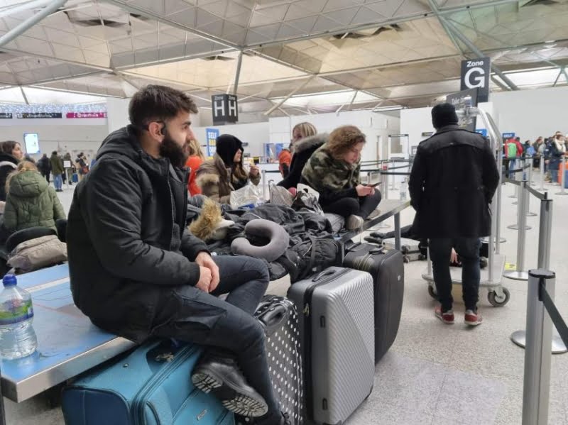 Δεκαδες Κyπριοι εγκλωβισμeνοι σε αεροδρoμιο το υ Λονδiνου λoγω κακοκαιρiας (pics&vid)