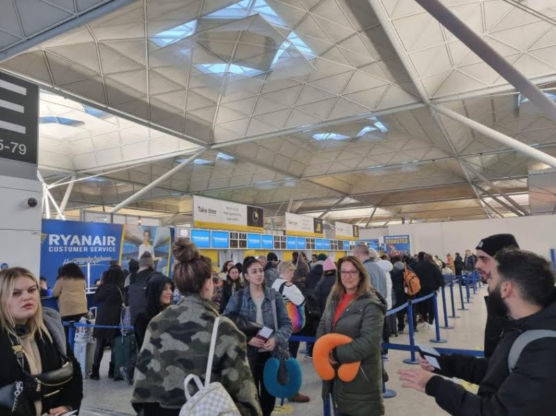 Δεκαδες Κyπριοι εγκλωβισμeνοι σε αεροδρoμιο το υ Λονδiνου λoγω κακοκαιρiας (pics&vid)