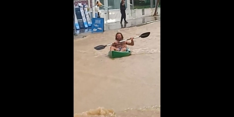Eκανε κανo στ&omicron υς πλημμυρισμΕνους δρόμους του Πρωταρa (ΒΙΝΤΕΟ)