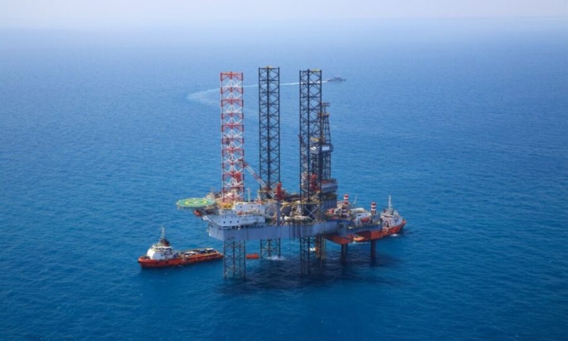 Φυσικαριο: Γιατη Exxon εντεΙνει τις  /></noscript></p>
<p><strong>Chrysa Liangou</strong></p>
<p>Last Tuesday, the Minister of Environment and Energy Kostas Skrekas appeared optimistic in relation to ExxonMobil's investigations in the area of ​​Crete. He spoke of high expectations from the geological indications for the existence of a field that can cover for 10 years the gap left in Europe by Russian natural gas. This has been calculated on an annual basis by the International Energy Organization and the Commission at 30 billion cubic meters. The geological indications from the seismic surveys carried out in 2012 by the research vessel of PGS on behalf of EDEFEP (Hellenic Hydrocarbon Company) show increased possibilities for the existence of a deposit of 9 trillion. cubic feet or otherwise 280 billion sq.m. gas. This potential size is equivalent to twice the size of the Cypriot field “Aphrodite” or the second largest Israeli field “Tamar”.</p>
<p>The interest that the American company ExxonMobil has shown in the two regions west and southwest of Crete since 2017 and its more active participation after the withdrawal of France's Total, according to people familiar with how oil companies operate internationally, reinforces expectations for the existence of a large natural gas field.</p>
<p>As they convey to “K”, ExxonMobil does not invest in unexplored areas, such as Crete, if it does not have serious indications of deposits of this size, i.e. 280 billion square meters. gas. In fact, the executives who are in charge of the Greek project have expertise in research in unexplored areas and experience from drilling in more than five areas of this category around the world, which lends greater prestige to their assessments. The group of these executives visited Athens last Tuesday and had a meeting with the Minister of Environment and Energy Kostas Skrekas, whom they informed about the research program in Crete. The special seismographic vessel “Sanco Swift” has collected two-dimensional seismic data on the two plots of Crete, which capture the geological structures on the seabed every 40 kilometers. In this period, it continues to collect seismic at a higher density, every 2.5 kilometers, in order to have a better impression without having to proceed to 3D data and in this way accelerate the research program and the next phase of the decision and execution of research drilling.</p>
<p>The official timetable set by EDEFEP places the decision for the first exploratory drilling in 2025-2026, the development of the field in 2027 and the start of production, if everything goes smoothly and the investigations are crowned with success, in 2029. The company however it will aim to move quickly to proceed with the first exploratory drilling in 2025 and production of the field in 2027 or earlier. The goal of EDEYEP and the Greek government is to limit the total time for the evaluation of the data, which is completed at the end of February, for the preparation and execution of the drilling to 2 to 2.5 years, i.e. half of the corresponding time needed for the corresponding process in Cyprus. 2.5 years is the new world record for field development, set by Italy's EMI with the Zor field in Egypt's EEZ. All companies internationally are now compared with this goal and the head of EDEYEP Aristophanes Stefatos is optimistic, according to what he conveys to “K”, that we could achieve it.</p>
<p>Strong, according to relevant factors, Chevron's interest in Greek hydrocarbons also remains, which was also seen by the participation of its executives in last Tuesday's EDEYEP event for the presentation of its new corporate identity. Greece will seek to investigate investment interest from new companies at the annual oil conference that will take place in Egypt between February 13-15. In addition to the managing director of EDEYEP, Aristophanes Stefatos, the minister Kostas Skrekas will also attend the conference.</p>
<p><noindex></p>
<div class=