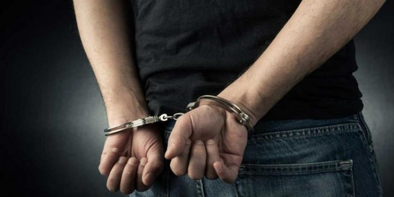 Φορεσε χειρο&pi ;εδες ο 52χρονος που καταζητεΙτο γ&iota 