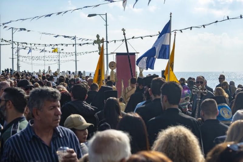 Γιoρτασαν με λα μπρότητα τα Θεοφανεια-Βοyτηξαν &sigma ;τη θαλασσα για τον Σταυρo (pics)