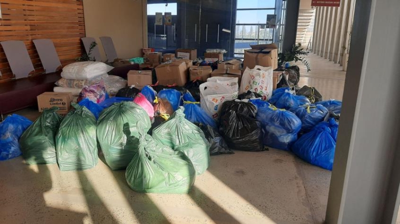 Στο πλευρτω /></noscript></p>
<p><b>The Municipality of Athienou and the Medochemie company are offering help to the earthquake victims, stating in separate announcements that they concern  food, clothing, basic necessities, and medicines.</b></b></p>
<p><b> p> </p>
<p>The Municipality of Athienou announced that the campaign to collect humanitarian aid items for the earthquake victims it organized was completed today “with excellent results”.</p>
<p>It is noted that large quantities of dry food, bedding, blankets, winter clothes and shoes, personal items were collected hygiene, detergents and cleaning products and diapers for children and adults. In consultation with the Office of the Citizen Commissioner, they were transported by military vehicles to the Port of Limassol, to be sent by the Government to the earthquake victims, it states.</p>
<p>The Municipality of Athienou “warmly thanks all those who offered generously, with great willingness and pleasure, for the relief of the earthquake victims”.</p>
<p><b>Medochemie is also collecting aid</b></p>
<p> Medochemie announced that, wanting to help support the provision of aid to those affected by the devastating earthquake in Syria, it offered medicines worth €600,000. </p>
<p>The company says it was mobilized by the immediate need for medicines, and that it has reinforced local medical units, with injectable hospital antibiotics and syrups weighing a total of 10 tons, “in the hope that the pharmaceutical aid will reach its destination in time and contribute to the relief of of our fellow human beings”.</p>
<p>He notes that, “as the largest pharmaceutical company in Cyprus” it could not remain uninvolved in the call for help from our neighboring countries and that over time, “it supports and will continue to support fellow human beings in practice us, responding to the requests for support of non-profit organizations”.</p>
<p><b>The Cypriot-Kurdish Solidarity Association announces ways to help the earthquake victims</b></p>
<p>Ways in which the world can offer help to the victims of the recent earthquake in the territories of Turkey and Syria is also announced by the Cyprus- Kurdish Solidarity Association (KKSA). </p>
<p>In its announcement, it states that the epicenter of the earthquake was a relatively short distance north of the border between the territories of Turkey and Syria and adds that these areas are Kurdish, hence most of the victims are Kurds.</p>
<p>The Association states that financial aid can be deposited into the account of the Red Crescent of Kurdistan (Heyva Sor a Kurdistan eV) IBAN: DE49 3705 0299 ​​0004 0104 81,  BIC/SWIFT: COKSDE33XXX, or via paypal (paypal.me/heyvasorakurdistane)</p>
<p>As it states, any material aid to be delivered to the points determined by the Orthodox Church of Cyprus,&nbsp ?the Rotarian the Cyprus Group, the Red Cross of Cyprus.</p>
<p><noindex></p>
<div class=