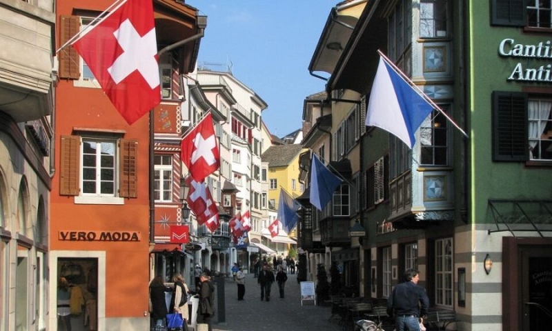 H ΕλβετΙα κατα των υπερβολ&iota ;κoν μπoνους