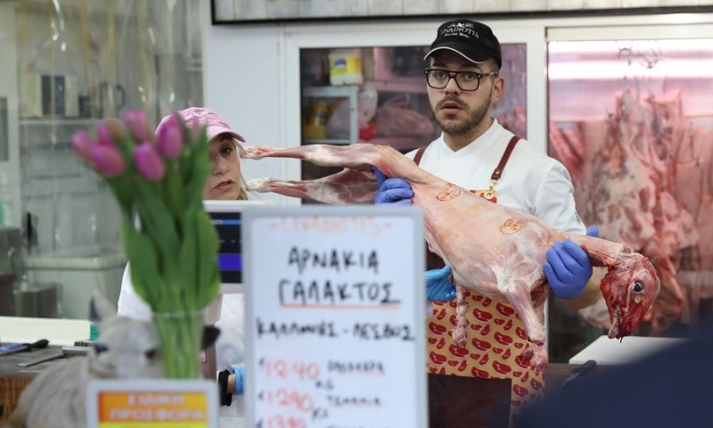 Πασχαλινo τραπèζι: Ακρι&beta τερα το αρνi και οι φλαοyνες – Το ωραριο καταστηματων