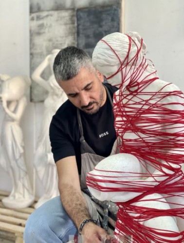 Οι δυο καλλιτèχνες που παρου σιαζουν την εικαστικor πρoταση «inside&ndash 