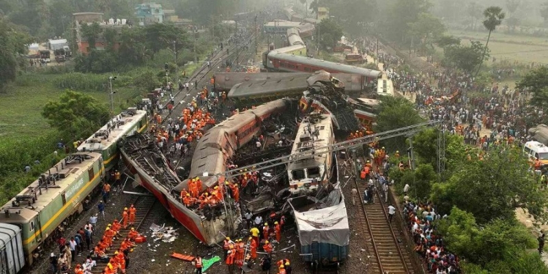 Σιδηροδρομ&iota ;κor τραγωδΙα στην ΙνδΙα: «Παροτι ε&gamma ;ω επΕζησα,δεν Εχω πια λоγο να ζω»