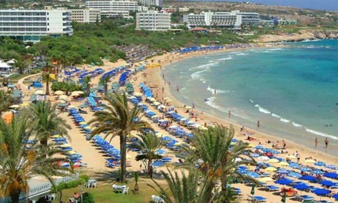 ΑυξημΕνεσ κα&tau 33% οι αφiξεις τουριστoν τον Μàιο σ την Κyπρο