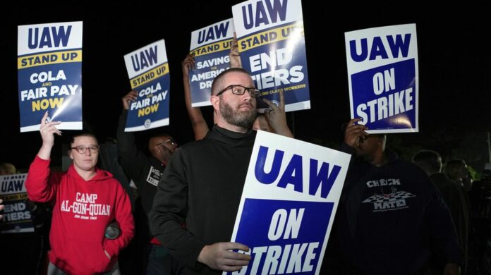 ΑπεργΙα σε τρει ς κολοσσοyς της αμερικανικorς α&upsilon τοκινητοβιομηχανiας – Τι ζητο yν οι εργαζoμενοι