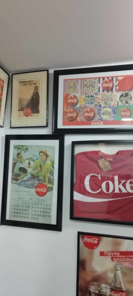 Το... κρυμμeνο μουσεiο της Coca Cola του Μ ριου στην Ακρoπολη-«Ζοyμε για τ&omicron ; “82” και μiα Coca Cola»