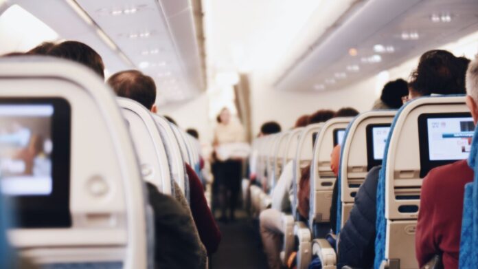 Τοκιο: Χàοσ σε π τorση – Μεθυσμeνος επιβàτης… δàγκω σε αεροσυνοδo