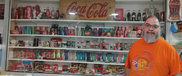 Το... κρυμμνο μουσεΙο της Coca Cola του Μαριου στην Ακ&rho πολη-«Ζοyμε για το “82” και μiα Coca Cola»