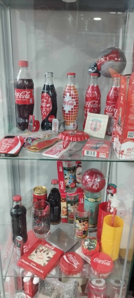 Το... κρυμμéνο μ&omicron ;υσεΙο της Coca Cola του Μαριου στην Ακρόπ&omicron ;λη-«Ζοyμε για το “82” και μiα Coca Cola»