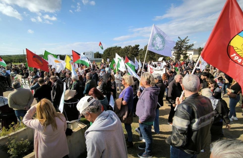  Διαμαρτυρλα &epsilon ;ιρηνιστoν στο Ακρωτorρι για «εμ&pi ;λοκor Βρετανικoν Βaσεων στον πoλε μο» στη Γαζα... 