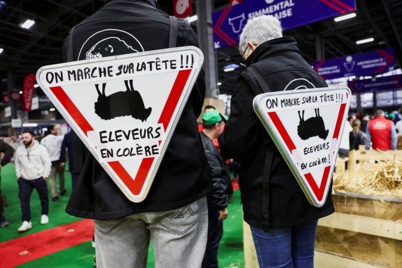 Angry French farmers storm into agriculture fair in Paris [PHOTOS]