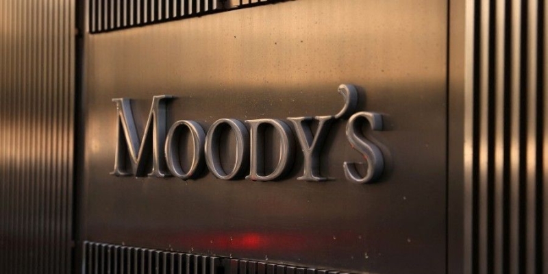 Moody’s: Περιορισ&mu ;νσμριειεισ η σγκροση Ισρλ-Ιραν /></p>
<p> The credit impact from the Israel-Iran standoff has so far been limited, says Moody’s rating agency, which, however, warns of repercussions across the region through the energy channel in the event full conflict between the two countries.</p>
<p>According to a bulletin issued by the house on the “credit outlook”, the impact of Iran's attack last Saturday was limited, after the drones and missiles that had been launched were successfully intercepted, the supply of natural gas to Israel continued, while the reaction from the markets was limited, as for example the price of Brent oil remained at the level of $90 per barrel.</p>
<p>“Nevertheless, this is Iran's first direct attack against Israel,” the agency said, noting that this marks an increase in geopolitical tensions and a clear shift from the previous baseline scenario. Israel is expected to retaliate for last Saturday's strike but it is unclear at this stage what form that strike will take and when it will take place.</p>
<p>As reported, the new scenario envisages exchanges of blows between the two countries, including periodic exchanges of fire, but avoiding significant damage to human lives and infrastructure. "We do not expect Israel and Iran to enter a full-scale military conflict, given the human and economic costs this will mean", the house adds.</p>
<p> However, Moody’s notes that for now the risks related to the events that have unfolded are covered by the negative outlook in which he has placed Israel's credit rating (A2).</p>
<p>He notes, however, that Israel's rating will suffer downward pressure in the event of an escalation that significantly undermines the country's institutional capacity, public finances and/or the real economy, as well as the country's banks, which have so far proven resilient to recent events, could be adversely affected by a continued erosion of Israel's economic strength, as well as investor confidence.</p>
<p> <strong>Risks Rise</strong></p>
<p>However, the house believes that direct exchanges of fire between Iran and Israel could further escalate tensions, increasing the risk of a “miscalculation” leading to a military conflict with significant human and financial costs. .</p>
<p>As reported, a full-scale conflict between Iran and Israel could draw in the US and other countries and lead to potential attacks on critical energy infrastructure, the closure of trade routes such as the Straits of Hormuz, or the closure of airspace in the Middle East.< /p> </p>
<p> «This will hurt investment sentiment and increase volatility in financial markets, resulting in tighter financing conditions across the region,», he adds.</p>
<p> In a full conflict scenario , Moody’s points out, the effects across the region will be transmitted through three channels. of increased security concerns, disruptions in the energy supply chain and weakened macroeconomic conditions.</p>
<p> According to the house, in such a scenario the impact on the global economy will depend mainly on disruptions in the energy supply chain and the any associated increase in oil prices, given the high share of oil exports from the Middle East. The house notes, however, that a "intense and sustained increase in prices" would be required. to lead the global economy into recession.</p>
<p> Source: KYPE</p>
<p><noindex></p>
<div class=