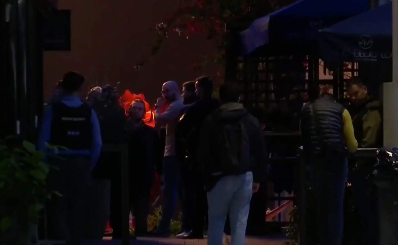 Πυροβολισμοiξω απo γνωσ&tau νυεριτρςνας νερςναςμαας /></p>
<blockquote>
<p>Police find gun placed in flower pot</p>
</blockquote>
<p>A wild fight took place in the early hours of <strong>Sunday, April 28</strong> outside a well-known nightclub in <strong>Athens</strong>.</p>
<p>As reported by <strong>ERT</strong>, two people had an argument inside the entertainment center and then their fight was transferred to a square across the street from the store.</p>
<p>Then there was an exchange of shots, as a result of which the two involved were seriously injured.</p>
<p><strong>One of them succumbed to his injuries while being transported to the hospital due to a wound in the neck.</strong></p>
<p>The other man, 23 years old, of Greek origin, is hospitalized with a wound in the abdomen.</p>
<p>Members of the police immediately rushed to the scene where they found a shell 9mm and a pistol placed in a pot.</p>
<p><strong>Watch the video below:</strong></p>
<p> <video class=