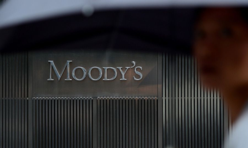 Moody's: Αναθεόρησε τις προοπτικΕς τη σουαεσεικς /></p>
<p>The international rating agency Moody's Ratings on Friday upgraded the outlook for the Cypriot economy to positive from stable, at the same time confirming the long-term assessments of the country's creditworthiness at Baa2.</p>
<p>As reported by the agency, its decision to upgrade Cyprus's outlook reflects its confidence in the potential for strong fiscal outcomes in relation to public debt in the coming years. This optimistic scenario is expected to result from the continuation of prudent fiscal policies and strong medium-term economic growth prospects.</p>
<p>Moody's expects Cyprus to continue to achieve significant fiscal surpluses, forecast at around 2.3-2.4% of GDP for 2024-25, although slightly lower than the government's forecast of 2.8-2, 9% of GDP. These surpluses are expected to further reduce the debt burden to less than 65% of GDP by 2025.</p>
<p>Affirming the rating at two notches above investment grade (Baa2) balances several factors. On the one hand, notes the house, Cyprus benefits from high levels of prosperity, strong GDP growth trend, strong institutional capacity and effective policy making. On the other hand, the country faces challenges due to its small economic size, relatively high public debt burden and moderate sensitivity to risks related to the banking sector and geopolitical issues.</p>
<p>It is noted that the fact that the economy of Cyprus is small and strongly oriented towards services contributes to the instability of development, although it notes that various sectors such as tourism, business, information and communication technology, higher education and shipping are included. . This volatility, the rating agency notes, affects economic strength, despite high income levels and strong GDP growth trends.</p>
<p>It is also reported that Cyprus' strong institutional capacity and effective policy-making have been demonstrated by its vigorous management of the coronavirus pandemic and the macroeconomic fallout from the Russia-Ukraine war. Institutional strength, it adds, is further supported by recent anti-corruption and judicial reforms.</p>
<p>The confirmation also reflects Cyprus's relatively high public debt burden, albeit with a strong downward trend, compared to other Baa2-rated countries. This is balanced by favorable measures of debt affordability which are expected to remain stable in 2024-2025, with modest gross financing requirements and a substantial cash reserve providing the government with significant financing flexibility. In addition, the confirmation takes into account Cyprus' moderate sensitivity to geopolitical risks.</p>
<p>The confirmation also reflects Cyprus' relatively high public debt, although it is on a significant downward trend, compared to other countries with the same rating. This is balanced by favorable debt service metrics, which are expected to remain stable in 2024-2025, with moderate funding needs and a substantial cash buffer that provides the government with great flexibility in funding.</p>
<p><strong>Factors enhancing the evaluation</strong></p>
<p>As reported effective cost containment could reinforce these results if Cypriot authorities manage to control public wage growth, resist changes to cost of living allowances and limit pressures on health care spending.</p >
<p>It is also reported that demographic trends suggest that health care spending may rise faster than expected, posing a challenge to state budgets.</p>
<p>However, faster debt reduction could improve debt service beyond Moody's current expectations, strengthening Cyprus' fiscal strength.</p>
<p>As reported, Moody's forecasts for growth of around 3% per year over the next few years are based on strong investment. However, the implementation of major foreign direct investment projects, particularly in energy, education, health care and tourism, along with investments and reforms related to the National Recovery and Resilience Plan, could yield a stronger than forecast economic outlook. </p>
<p>It is also reported that further confidence in the strengthening and deleveraging of the banking sector could also exert upward rating pressure. It is noted that since Moody's last assessment, the intrinsic strength of Cypriot banks has improved and deleveraging has continued, reducing potential risks from the banking system to the state's balance sheet. A stronger banking sector, it is reported, could better support the Cypriot economy especially in times of recession.</p>
<p><strong>No environmental and social risks are recorded</strong></p>
<p>The House reports also that the parameters concerning the environment, society and governance do not materially affect the creditworthiness of Cyprus.</p>
<p>He notes that Cyprus faces chronic water shortages and rising temperatures. The country, he adds, is addressing water shortages with infrastructure projects such as dams, desalination plants and water treatment plants. He adds that although Cyprus has great potential for solar energy, the share of renewable energy sources is below the EU average. The economy's dependence on imported oil is mitigated by European funds supporting the green transition, with limited risks due to the low-carbon intensity and service-oriented nature of its economy, the house says.</p>
<p>It also considers Cyprus to have a low exposure to social risks, despite moderate negative effects from demographic trends and labor issues. He adds that continued immigration and the integration of skilled foreign workers are critical to dealing with an aging population. Projections show population growth until the late 2060s, with the working population remaining stable until the late 2040s. Challenges include skills mismatches in the labor market, particularly in digital literacy and lifelong learning.</p>
<p>At the same time, Cyprus' high performance in the Global Governance Indicators and effective crisis management are noted. As reported, reforms in the economic, fiscal and banking sectors following the eurozone debt crisis have strengthened its institutional capacity, while eurozone membership provides stability for macroeconomic and monetary policies.</p>
<p><noindex></p>
<div class=