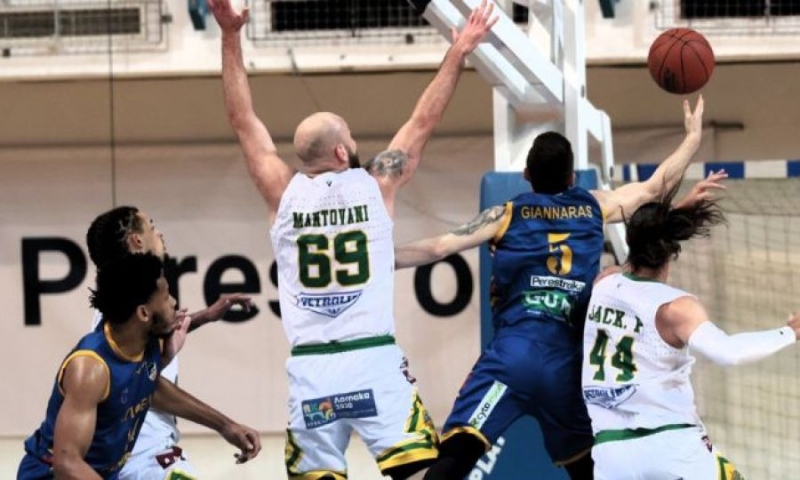 ΑΕΚσκισε ΑΠΕΛ /></p>
<p><strong>The qualification for the final phase of the playoffs of the OPAP Championship of the Basket League was secured by Petrolina AEK, which in the match that took place in “Kition”, beat APOEL Perestroika with 88-74 and thus, with a score of 3-0 , sealed qualification through the pair of positions 1 & 4.</strong></p>
<p>It was an exciting game as far as its final time points, but in the end AEK opened the gap to reach victory, while at halftime APOEL was ahead with 43- 41.</p>
<p>Top for the winner was Bishop (14 points, 6/7 shots, 4/7 two-pointers, 13 rebounds).</p>
<p>The pace was slow at the beginning of the match, without any significant variation, although the lead changed hands and while in the 5th minute, APOEL was ahead with 12-10 and shortly after, with 14-11. However, AEK “answered” with an 8-0 run, to overtake with 19-14 and after then, keeping a stable difference around +5, took the lead in the 10th minute with 21-16.</p>
<p>Although at the beginning of the 2nd period AEK led 23-16, then APOEL's 6-0 run cut it to 23-22 and as for the later time points, AEK maintained a slight lead, at a pace that was slow. </p>
<p>At 15`, the score had gone to 33-29, always for the home team.</p>
<p>But then APOEL, finding mainly defensive solutions, to overtake at the end of the half with 43-41.</p >
<p>Lead +5 for APOEL at the beginning of the 3rd period (46-41), but then AEK, with an improved defense, created an 8-2 run to overtake with 49-48.</p >
<p>But afterwards it was APOEL who had the first say, as they managed to break away with a difference of +7 (59-52) and of course, as time went on, the interest increased.</p>
<p>However in final time points of the 3rd period, AEK found solutions in the 30`, reduced to the minimum value and with the score reaching 64-63.</p>
<p>Starting with a 6-0 run for AEK at the beginning of the 4th period and a lead of 69-64 for the home team, but of course nothing had been decided yet, as then APOEL reduced to 74-72, but then APOEL lost Blackmon with 5 fouls and while shortly after, the AEK led 81-72.</p>
<p>Something happened in the 37` and now AEK was close to the victory, which it finally won with a final score of 88-74.</p>
<p>TEN QUARTER: 21 -16, 41-43, 63-64, 88-74.</p>
<p>Petrolina AEK (Christophoros Livadiotis): Bishop 14, Hollingsworth 22, Brown 16 (1), Panteli 6, Mantovanis 6, Simitzis 15 ( 3), Sizopoulos 7 (2), Loizidis, Patton 2.</p>
<p>APOEL Perestroika (Nicolas Papadopoulos): Blackmon 23 (2), Koilaras, Solomou 6, McKinnis 12, Nottage 18 (4), Sofokleous Giannaras 4, Georgakoudis, Papamichael 9 (1), Pyrillis, Galloway 2.</p>
<p><noindex></p>
<div class=