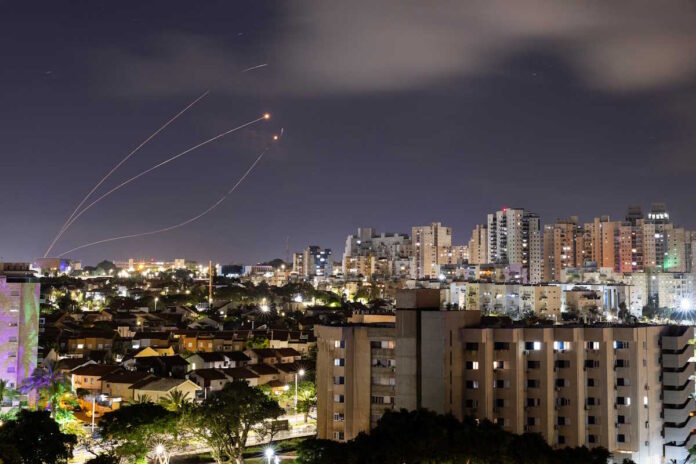 Ισραorλ: Πυραυ λιεσ Χτο Αβ ; απτη Ρàφα /></p>
<p><strong>Hamas launched a massive rocket attack on Tel Aviv and other areas of central Israel from the Gaza Strip on Sunday (26.05.24).</strong></p>
<p> < p>The rocket attack triggered explosions in Tel Aviv, with Israel's military saying the fire came from Rafah, while Hamas claimed responsibility.</p>
<p>Notably, rocket warning sirens had not been heard in Tel Aviv for the past four months.</p>
<p>The Israeli military said at least eight rockets were fired toward the center of the country from Rafah, in the southern part of the Strip. Gaza, where its forces are engaged in fierce fighting with Palestinian armed groups.</p>
<p>The military claimed that “some of the rockets were intercepted” and an AFP correspondent in the Gaza Strip reported seeing rockets fired from Rafah.</p>
<p>“Loud explosions were heard across Tel Aviv, Petah Tikvah, Herzliya and Ramat Hasharon,” the Jerusalem Post reports.</p>
<p>In a statement on their Telegram channel today, the Brigades announced that the rockets were fired in response to “Zionist massacres of civilians,” such as they called them.</p>
<p>Hamas' Al-Aqsa TV network reported that the rockets were fired from the Gaza Strip.</p>
<p>This attack signals that the Islamist group still has the ability to launch of long-range rockets despite the Israeli military operation that has been raging for more than seven months from the air and on the ground with devastating results.</p>
<p>“The War Cabinet is expected to meet in Jerusalem this afternoon at 9:00 p.m. m. (6:00 p.m. GMT) to discuss a hostage release deal,” an Israeli official said, without elaborating.</p>
<p><noindex></p>
<div class=